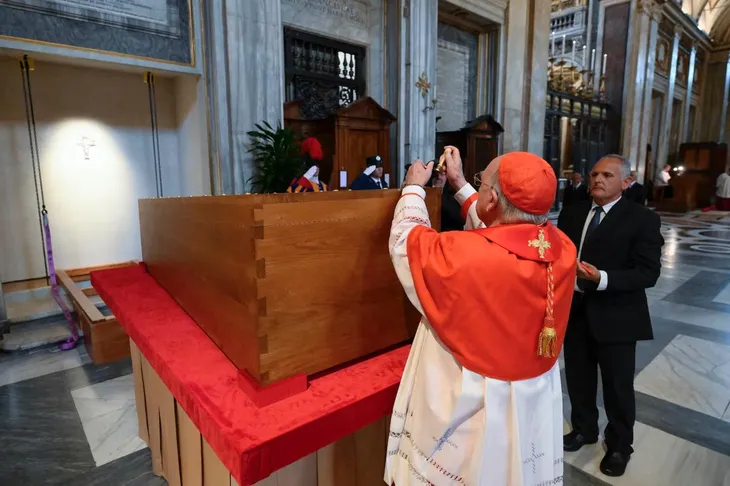 Papa Francisco es sepultado en la Basílica de Santa María la Mayor 9 sepultura franciscoavif 1