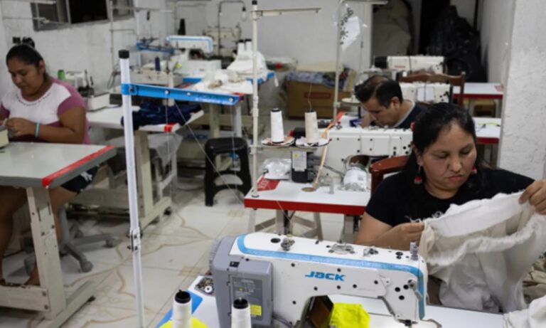 Gobierno de Bolivia aumenta salario mínimo nacional en un 10% y haber básico en un 5% 1 trabjadores bolivia efe