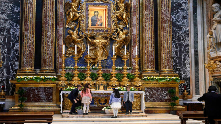 Abren la basílica de Santa María la Mayor para que fieles visiten la tumba de Francisco 1 vaticano basilica