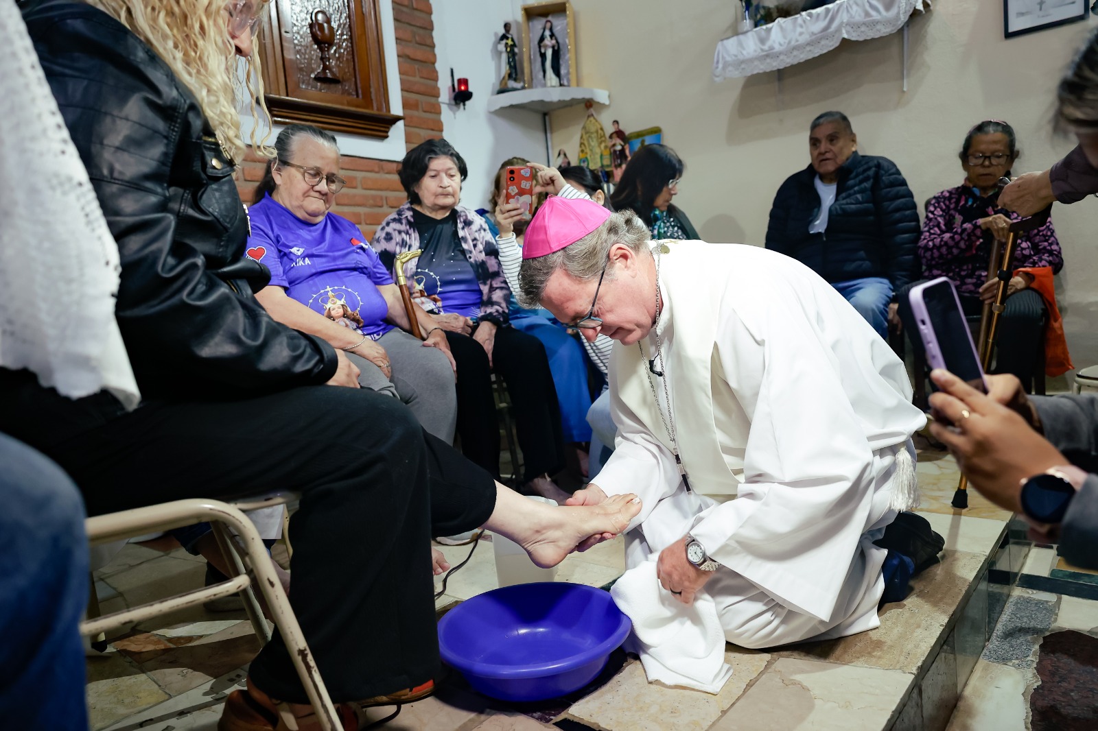 Iglesia Católica argentina dedicó el tradicional "lavado de pies" del Jueves Santo a los jubilados 1 whatsapp image 2025 04 18 at 15 18 35
