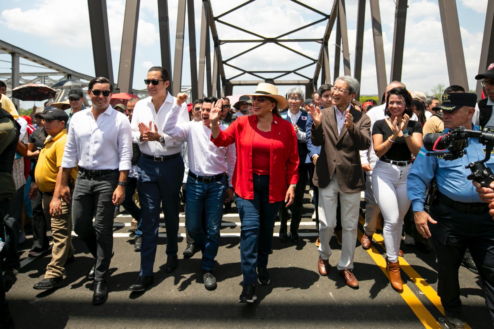 Honduras aprueba aumento salarial para empleados públicos 3 xiomara castro