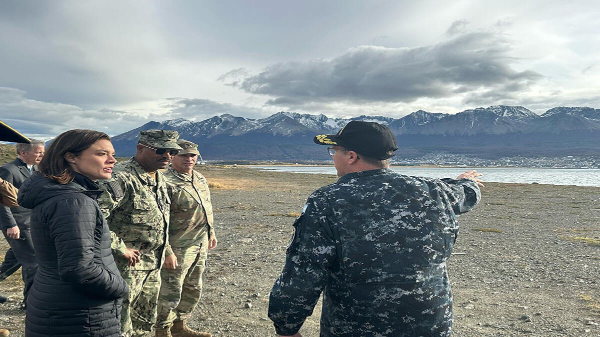 Jefe del Comando Sur de EE.UU. visitó una base naval en Ushuaia, Argentina 1 eeuu argentina 1