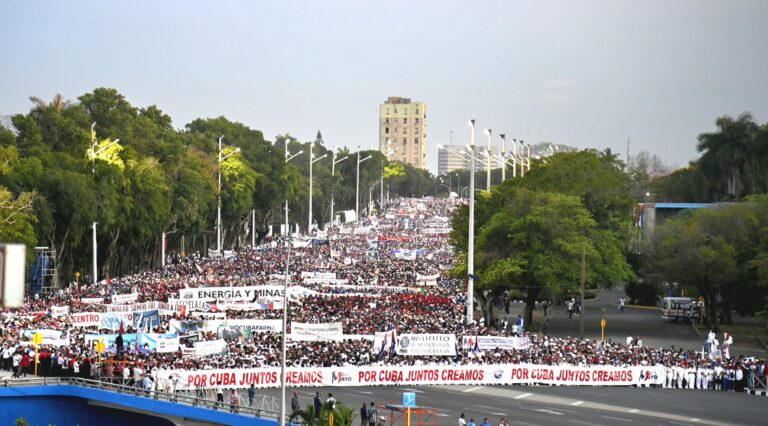 Cuba: Multitudinaria marcha de los trabajadores ratifica respaldo a la Revolución este 1 de Mayo 1 gp28pevxgaahfgm