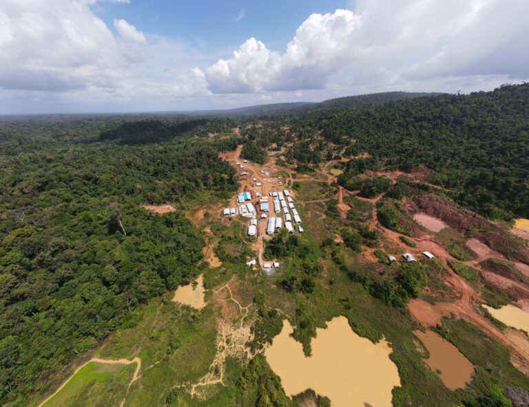 La destrucción humana y forestal de la Amazonía 1 wide angle camp looking south 2048x1573 1